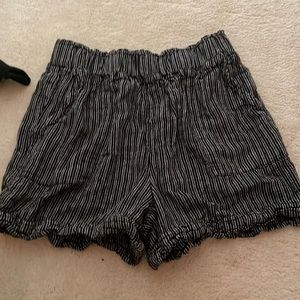 Small high waisted shorts with pockets